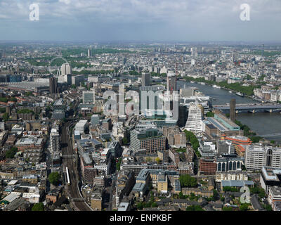 Vue vers le Palais de Westminster et le London Eye, montrant Blackfriars Bridge du Shard, London Bridge, London, UK. Banque D'Images