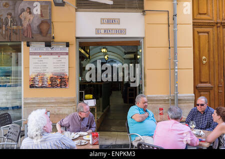 Malaga, Espagne. Les gens assis à la terrasse d'un bar à tapas 'El mentidero' Banque D'Images