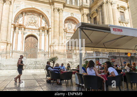 Malaga, Espagne. Les gens assis à une terrasse de la Cathédrale sur la place de l'évêque. Banque D'Images