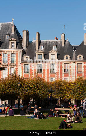 Se détendre à la Place des Vosges, la plus ancienne place de Paris prévues. Banque D'Images