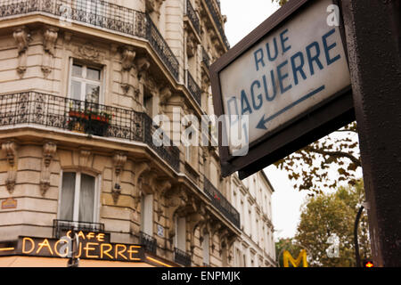 Café Daguerre sur la rue Daguerre dans le 14ème arrondissement de Paris ou du district. Banque D'Images