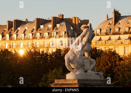 Thésée et le minotaure par Jules Ramey dans le jardin des Tuileries, Paris, au coucher du soleil. Banque D'Images