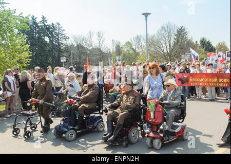 Toronto, Canada. 9e mai 2015. Conduire aux anciens combattants défilé pour cérémonie du 70 ème anniversaire du Jour de la Victoire (1945-2015). Fête de la victoire marque la capitulation de l'Allemagne nazie à l'Union soviétique dans le cadre de la Seconde Guerre mondiale. Par la tradition russe puis soviétique et ces défilés ont lieu le 9 mai, que le gouvernement soviétique a annoncé le début de la victoire en ce jour après la cérémonie de signature à Berlin. Crédit : Igor Ilyutkin/Alamy Live News Banque D'Images