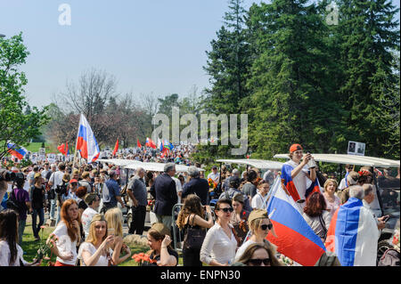 Toronto, Canada. 9e mai 2015. Les visiteurs de cérémonie pour 70 ans anniversaire du Jour de la Victoire (1945-2015). Fête de la victoire marque la capitulation de l'Allemagne nazie à l'Union soviétique dans le cadre de la Seconde Guerre mondiale. Par la tradition russe puis soviétique et ces défilés ont lieu le 9 mai, que le gouvernement soviétique a annoncé le début de la victoire en ce jour après la cérémonie de signature à Berlin. Crédit : Igor Ilyutkin/Alamy Live News Banque D'Images