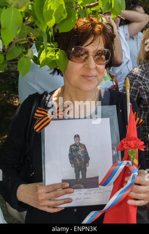 Toronto, Canada. 9e mai 2015. Les visiteurs de cérémonie pour 70 ans anniversaire du Jour de la Victoire (1945-2015) est titulaire signe avec noms des soldats (souvent des parents ou amis) personne décédée dans la seconde guerre mondiale. Fête de la victoire marque la capitulation de l'Allemagne nazie à l'Union soviétique dans le cadre de la Seconde Guerre mondiale. La Seconde Guerre mondiale a été une guerre mondiale qui a duré de 1939 à 1945 et participé directement plus de 100 millions de personnes de plus de 30 pays. Le nombre de morts estimé à 50 millions de dollars à 85 millions de dollars, ce qui a fait la Seconde Guerre mondiale, conflit le plus meurtrier de l'histoire humaine. © Igor Ilyutkin/Alamy Live New Banque D'Images