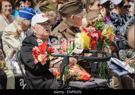 Toronto, Canada. 9e mai 2015. Les anciens combattants de guerre s'asseoir pour partie officielle de cérémonie pour 70 ans anniversaire du Jour de la Victoire (1945-2015). Fête de la victoire marque la capitulation de l'Allemagne nazie à l'Union soviétique dans le cadre de la Seconde Guerre mondiale. Par la tradition russe puis soviétique et ces défilés ont lieu le 9 mai, que le gouvernement soviétique a annoncé le début de la victoire en ce jour après la cérémonie de signature à Berlin. Crédit : Igor Ilyutkin/Alamy Live News Banque D'Images