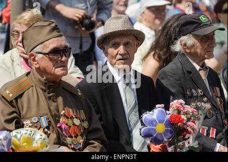 Toronto, Canada. 9e mai 2015. Les anciens combattants de guerre s'asseoir pour partie officielle de cérémonie pour 70 ans anniversaire du Jour de la Victoire (1945-2015). Fête de la victoire marque la capitulation de l'Allemagne nazie à l'Union soviétique dans le cadre de la Seconde Guerre mondiale. Par la tradition russe puis soviétique et ces défilés ont lieu le 9 mai, que le gouvernement soviétique a annoncé le début de la victoire en ce jour après la cérémonie de signature à Berlin. Crédit : Igor Ilyutkin/Alamy Live News Banque D'Images