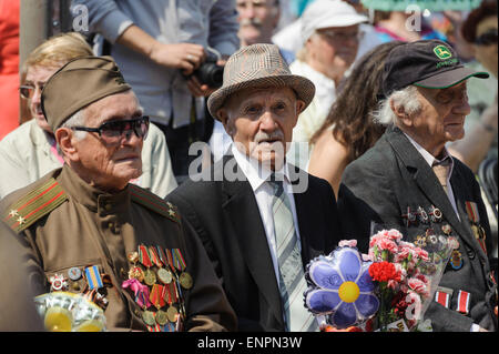 Toronto, Canada. 9e mai 2015. Les anciens combattants de guerre s'asseoir pour partie officielle de cérémonie pour 70 ans anniversaire du Jour de la Victoire (1945-2015). Fête de la victoire marque la capitulation de l'Allemagne nazie à l'Union soviétique dans le cadre de la Seconde Guerre mondiale. Par la tradition russe puis soviétique et ces défilés ont lieu le 9 mai, que le gouvernement soviétique a annoncé le début de la victoire en ce jour après la cérémonie de signature à Berlin. Crédit : Igor Ilyutkin/Alamy Live News Banque D'Images