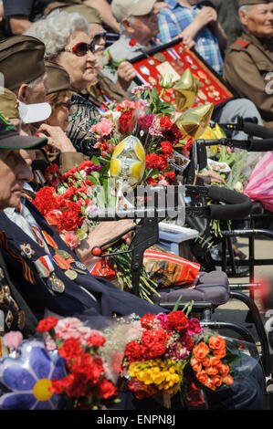 Toronto, Canada. 9e mai 2015. Les anciens combattants de guerre s'asseoir pour partie officielle de cérémonie pour 70 ans anniversaire du Jour de la Victoire (1945-2015). Fête de la victoire marque la capitulation de l'Allemagne nazie à l'Union soviétique dans le cadre de la Seconde Guerre mondiale. Par la tradition russe puis soviétique et ces défilés ont lieu le 9 mai, que le gouvernement soviétique a annoncé le début de la victoire en ce jour après la cérémonie de signature à Berlin. Crédit : Igor Ilyutkin/Alamy Live News Banque D'Images