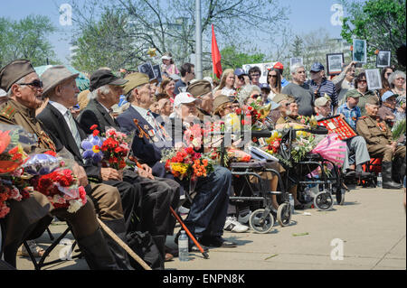 Toronto, Canada. 9e mai 2015. Les anciens combattants de guerre s'asseoir pour partie officielle de cérémonie pour 70 ans anniversaire du Jour de la Victoire (1945-2015). Fête de la victoire marque la capitulation de l'Allemagne nazie à l'Union soviétique dans le cadre de la Seconde Guerre mondiale. Par la tradition russe puis soviétique et ces défilés ont lieu le 9 mai, que le gouvernement soviétique a annoncé le début de la victoire en ce jour après la cérémonie de signature à Berlin. Crédit : Igor Ilyutkin/Alamy Live News Banque D'Images