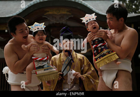 Beijing, Chine. 10 mai, 2015. Les bébés prennent part à 'baby-cry' sumo concours à un culte dans la préfecture de Kanagawa, près de Tokyo, Japon, le 5 mai 2015. © Xinhua/Alamy Live News Banque D'Images