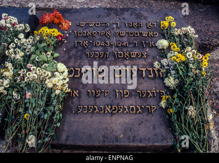 Kiev, Ukraine. 22 octobre, 1990. Décorées avec des fleurs, une plaque de bronze en yiddish reconnaît la signification de juif le site d'une statue commémorative à Babi Yar, un ravin large sur le bord nord de Kiev en Ukraine, l'emplacement d'une fosse commune de massacre des dizaines de milliers de victimes, pour la plupart Juifs, qui ont tué des escadrons SS Nazi entre 1941 et 1943. Il y a des plaques en ukrainien et russe à côté. © Arnold Drapkin/ZUMA/Alamy Fil Live News Banque D'Images