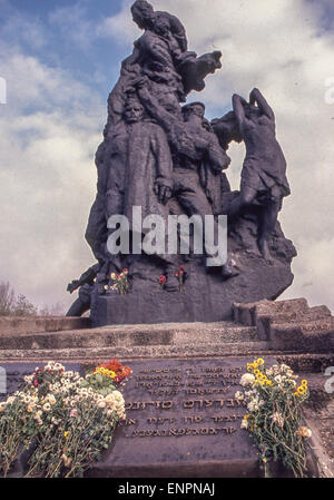 Kiev, Ukraine. 21 Oct, 1990. Décorées avec des fleurs, une plaque de bronze en yiddish reconnaît la signification de juif le site d'une statue commémorative à Babi Yar, un ravin large sur le bord nord de Kiev en Ukraine, l'emplacement d'une fosse commune de massacre des dizaines de milliers de victimes, pour la plupart Juifs, qui ont tué des escadrons SS Nazi entre 1941 et 1943. Il y a des plaques en ukrainien et russe à côté. © Arnold Drapkin/ZUMA/Alamy Fil Live News Banque D'Images