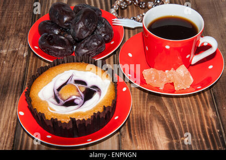 Tasse à café et gâteau Sucre cristal dates navat Banque D'Images