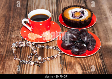 Tasse à café et gâteau Sucre cristal dates navat Banque D'Images