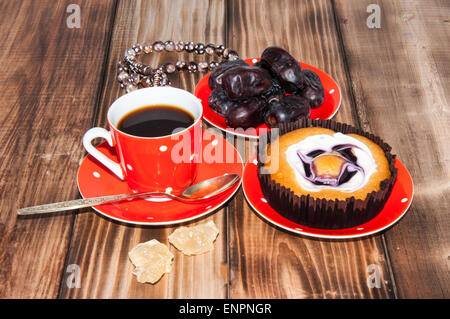 Tasse à café et gâteau Sucre cristal dates navat Banque D'Images