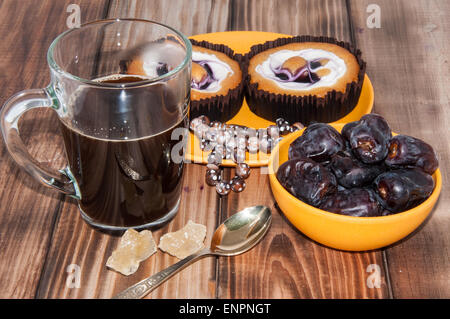 Tasse à café et gâteau Sucre cristal dates navat Banque D'Images