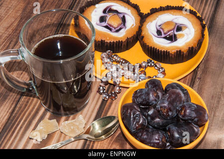 Tasse à café et gâteau Sucre cristal dates navat Banque D'Images