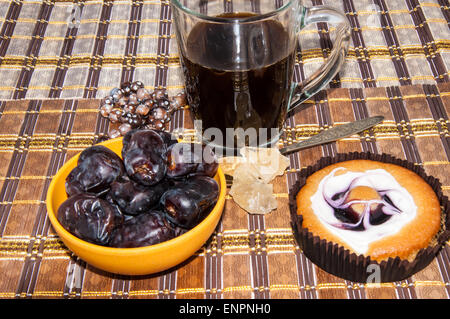 Tasse à café et gâteau Sucre cristal dates navat Banque D'Images