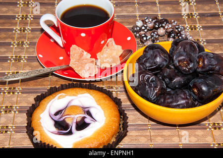 Tasse à café et gâteau Sucre cristal dates navat Banque D'Images