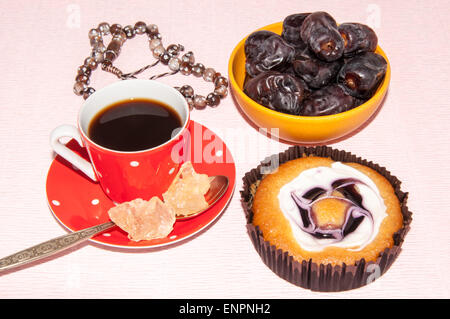 Tasse à café et gâteau Sucre cristal dates navat Banque D'Images