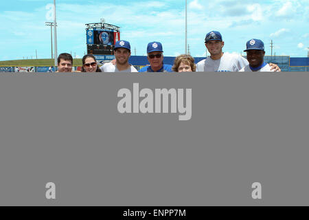 La Nouvelle Orléans en Louisiane, USA. 9 mai, 2015. Fans avec l'entraîneur-chef Ron Maestri UNO, UNO Outfielder Jay Robinson (2), le voltigeur UNO André Damiens (10), et le UNO Outfielder Parker Jones (11) pendant le jeu entre l'Université de la Nouvelle Orléans et Nicholls State à l'UNO Maestri champ dans la Nouvelle Orléans en Louisiane. Steve Dalmado/CSM/Alamy Live News Banque D'Images