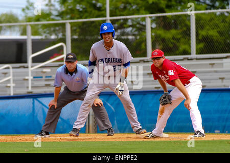 La Nouvelle Orléans en Louisiane, USA. 9 mai, 2015. UNO Catcher Jonathan Santana (20) attend la fin de la hauteur pendant le jeu entre l'Université de la Nouvelle Orléans et Nicholls State à l'UNO Maestri champ dans la Nouvelle Orléans en Louisiane. Steve Dalmado/CSM/Alamy Live News Banque D'Images