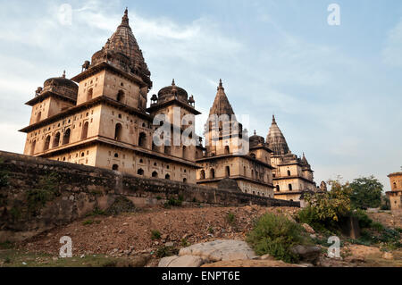 Groupe de cénotaphes le long de la rivière Betwa à Orchha. Le Madhya Pradesh. L'Inde Banque D'Images