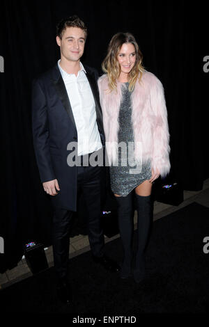 Sir Philip Green et Lady Green Accueillir le Topman Topshop le dîner dans la célébration de la 5ème Avenue New York Ville phare - Tapis Rouge Ouverture d'arrivées : Max Irons,Sophie Pera Où : Manhattan, New York, United States Quand : 05 Nov 2014 Banque D'Images