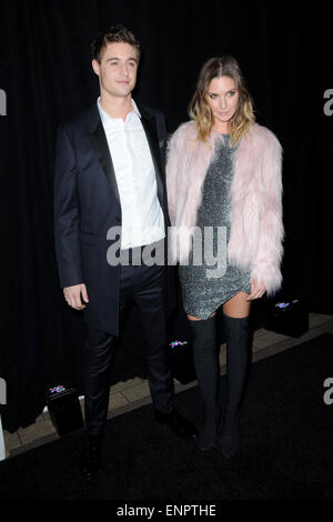 Sir Philip Green et Lady Green Accueillir le Topman Topshop le dîner dans la célébration de la 5ème Avenue New York Ville phare - Tapis Rouge Ouverture d'arrivées : Max Irons,Sophie Pera Où : Manhattan, New York, United States Quand : 05 Nov 2014 Banque D'Images