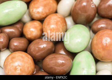 Assortiment de bonbons de chocolat lait fond rond Banque D'Images