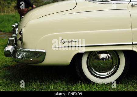 Une belle voiture classique américain avec beaucoup de chrome Banque D'Images