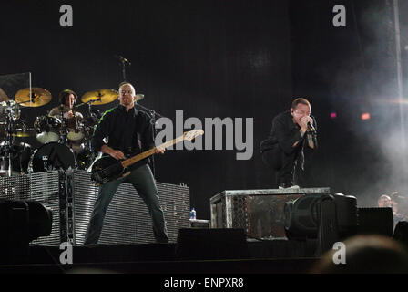 Las Vegas, Nevada, USA. 10 mai, 2015. Le chanteur de Linkin Park Chester Bennington et le bassiste Dave Farrell effectuer sur la scène principale le jour 2 de Rock in Rio à la ville de Rock à Las Vegas, Nevada. Crédit : Marcel Thomas/ZUMA/Alamy Fil Live News Banque D'Images