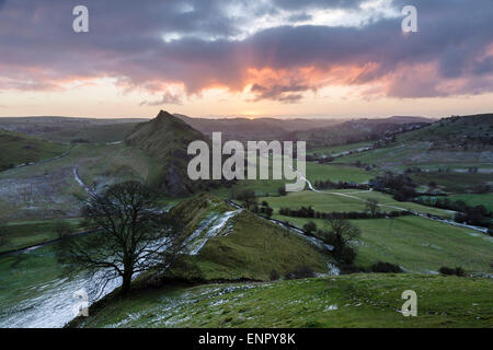 Parkhouse Hill et la haute vallée de la colline Dove Chrome, parc national de Peak District, Derbyshire, Angleterre Banque D'Images