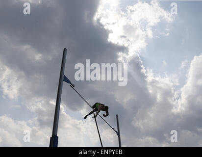 Tokyo, Japon. 10 mai, 2015. Max Eaves de l'Angleterre est en concurrence au cours de la perche hommes chez Seiko Golden Grand Prix 2015 dans la préfecture de Kanagawa, près de Tokyo, Japon, le 10 mai 2015. Credit : Stringer/Xinhua/Alamy Live News Banque D'Images