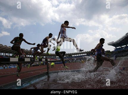 Tokyo, Japon. 10 mai, 2015. Glissières de sauter par-dessus les risques liés à l'eau dans l'épreuve du 3000 mètres steeple chez Seiko Golden Grand Prix 2015 dans la préfecture de Kanagawa, près de Tokyo, Japon, le 10 mai 2015. Credit : Stringer/Xinhua/Alamy Live News Banque D'Images