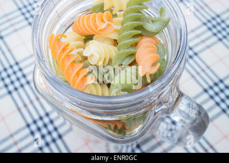 Préparer les pâtes fusilli multicolore pour une cuisine, stock photo Banque D'Images