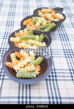 Préparer les pâtes fusilli multicolore pour une cuisine, stock photo Banque D'Images