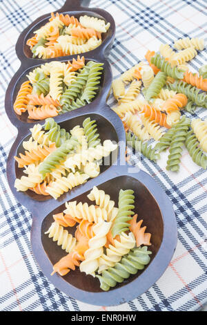 Préparer les pâtes fusilli multicolore pour une cuisine, stock photo Banque D'Images