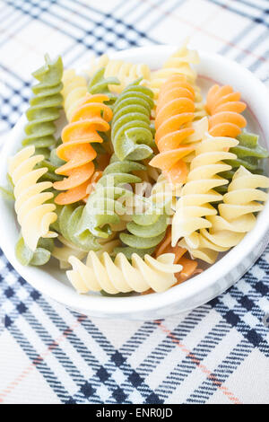 Préparer les pâtes fusilli multicolore pour une cuisine, stock photo Banque D'Images