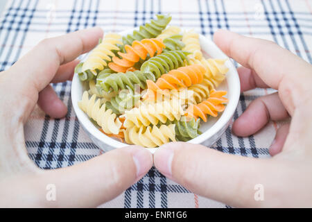 Préparer les pâtes fusilli multicolore pour une cuisine, stock photo Banque D'Images