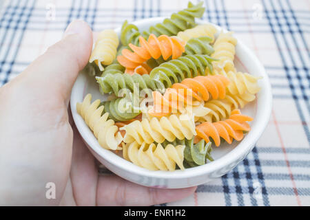 Préparer les pâtes fusilli multicolore pour une cuisine, stock photo Banque D'Images