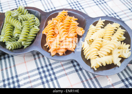 Préparer les pâtes fusilli multicolore pour une cuisine, stock photo Banque D'Images