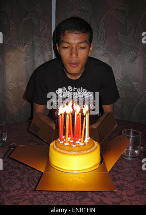 Garcon Faire Un Gateau Theo Adolescent 16 Ans Vieux Photo Stock Alamy