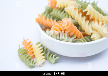 Préparer les pâtes fusilli multicolore pour une cuisine, stock photo Banque D'Images