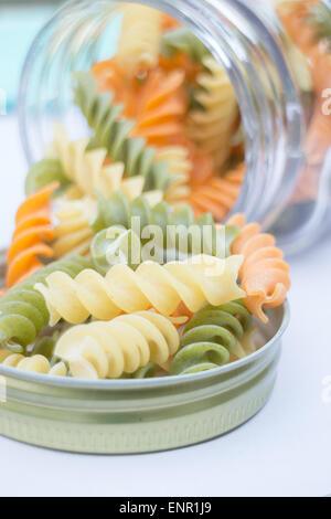 Préparer les pâtes fusilli multicolore pour une cuisine, stock photo Banque D'Images