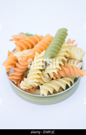 Préparer les pâtes fusilli multicolore pour une cuisine, stock photo Banque D'Images