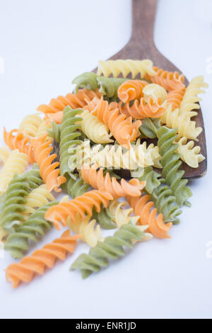 Préparer les pâtes fusilli multicolore pour une cuisine, stock photo Banque D'Images