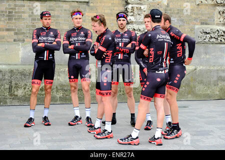 Team Wiggins' est l'une des 11 équipes pro-vélo course à travers south Wiltshire Wiltshire Cycle' Grand Prix elite avec 120 cavaliers qui fait partie de la British Cycling Route National Race Series. Commence à Salisbury's Guildhall Square, avant de se rendre à Wilton et dans la magnifique campagne du Wiltshire du sud. Banque D'Images