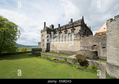 Palais du xvième siècle et la reine Anne jardin au printemps - le château de Stirling, Ecosse Banque D'Images